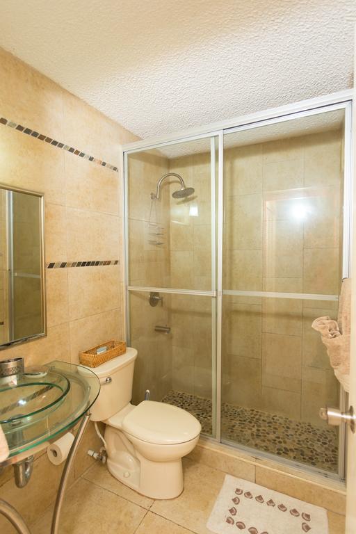 Cozy Accommodations Кингстън Екстериор снимка