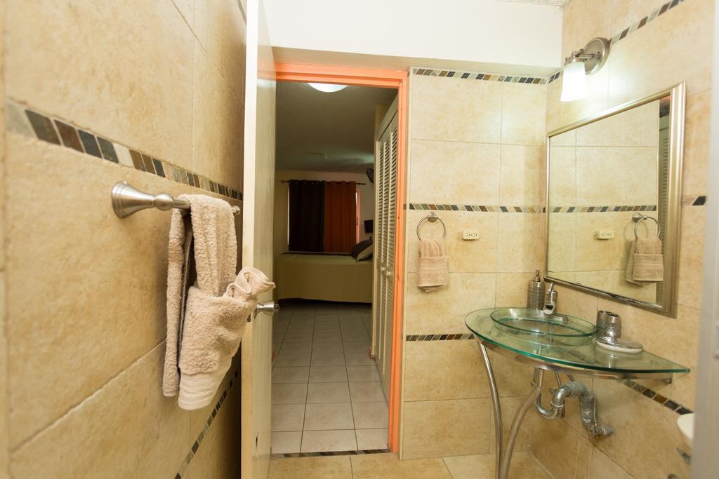 Cozy Accommodations Кингстън Екстериор снимка