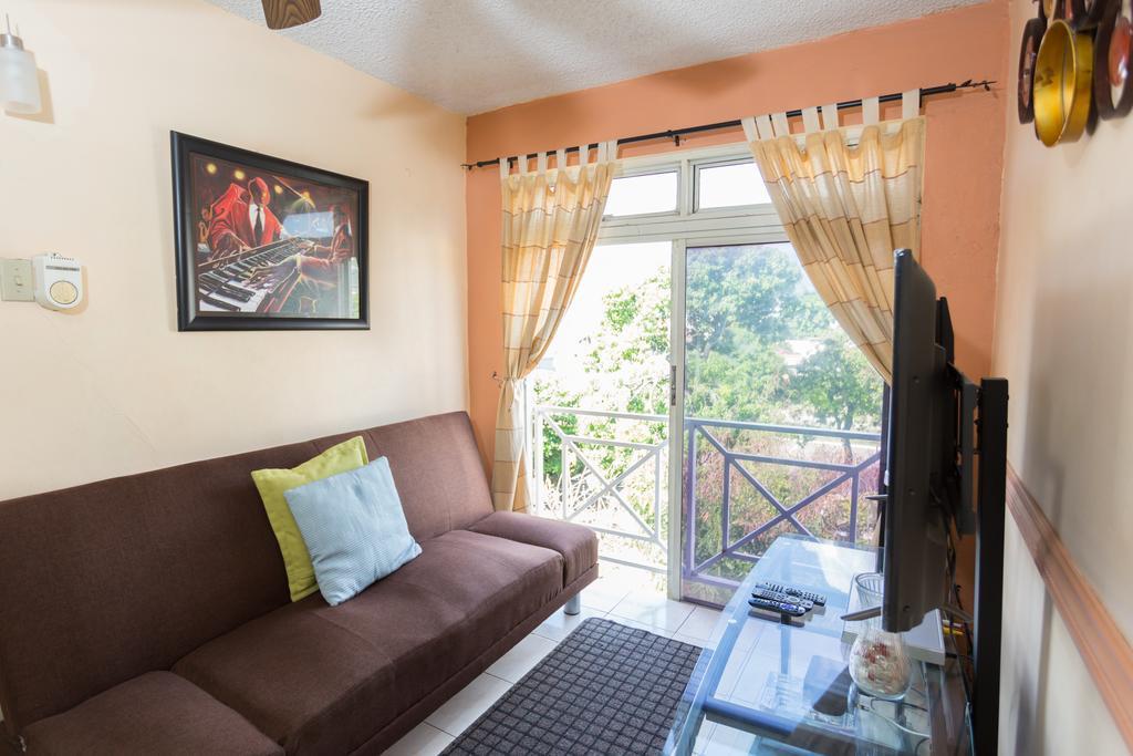 Cozy Accommodations Кингстън Екстериор снимка