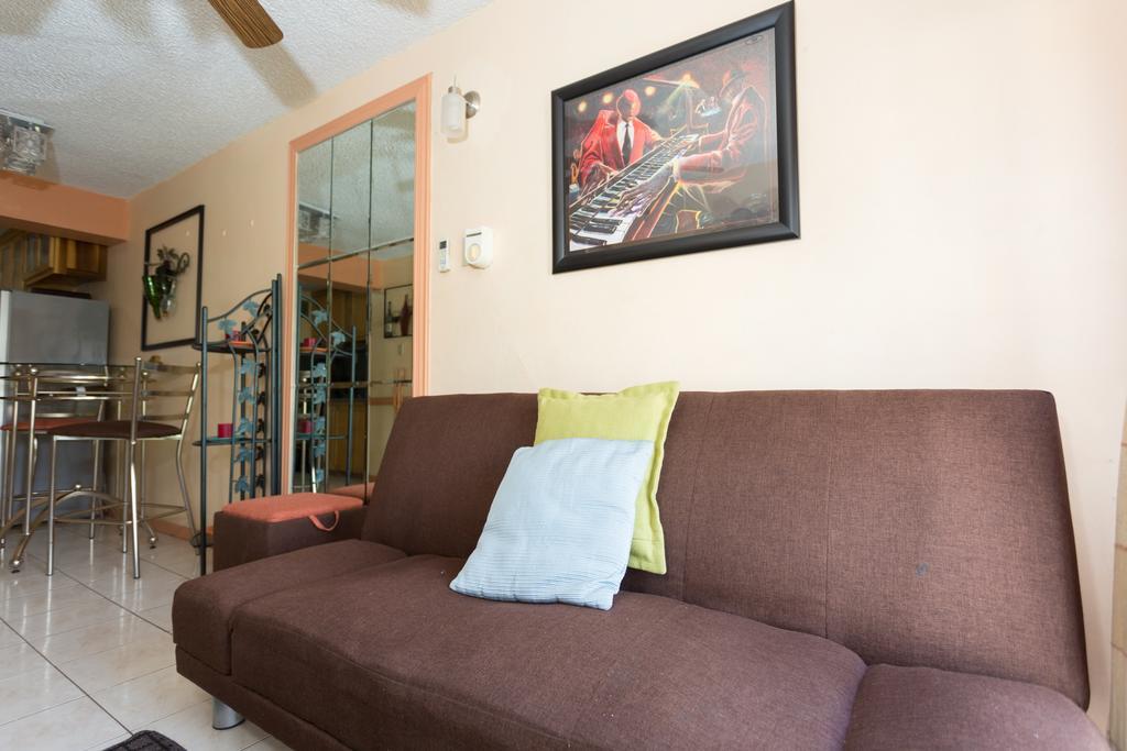 Cozy Accommodations Кингстън Екстериор снимка